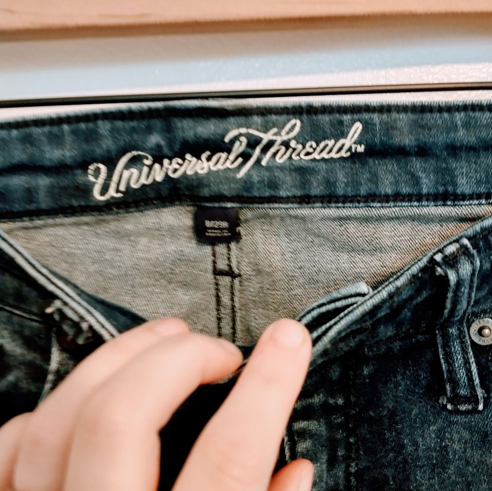 Universal Thread dark wash skinny jeans, high rise size 8 - Picture 3 of 4